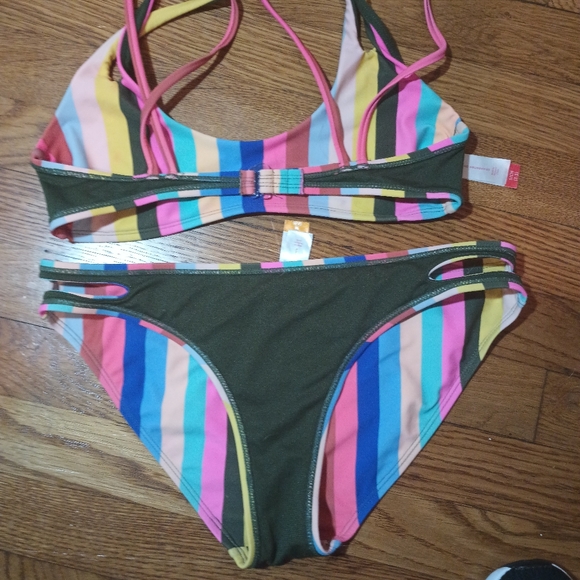 TOP- NO BOUNDARY SZ SM TOP 3-5. BOTTOMS ARE 7-9 MEDIUM - Picture 7 of 7